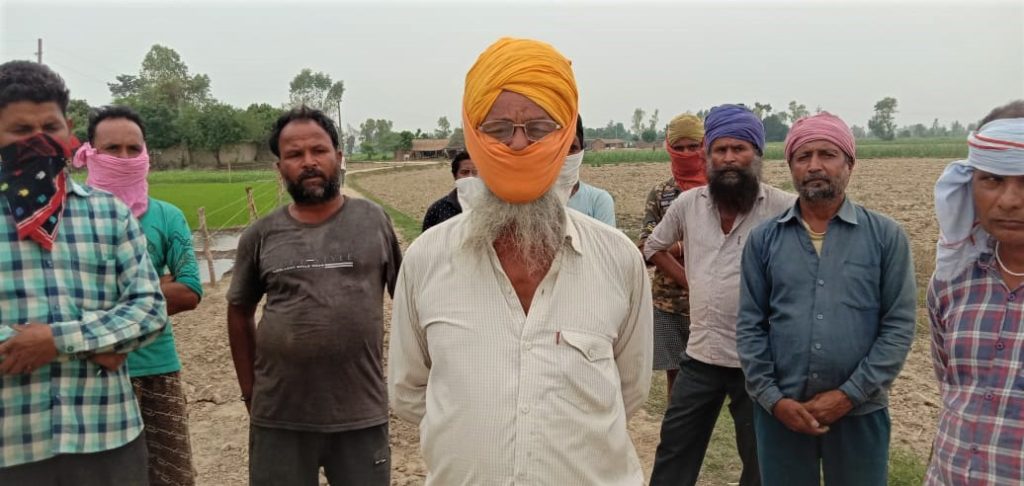 जमीन से बेदखल होने के कगार पर लखीमपुर खीरी जिले के रननगर गांव के हरबंत सिंह व अन्य किसान जिन पर