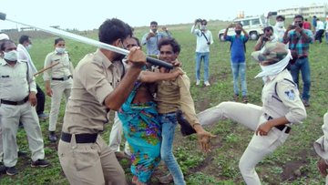 सरकारी अमले के सामने किसान दंपति ने जहर पिया, पुलिस बर्बरता का वीडियो वायरल