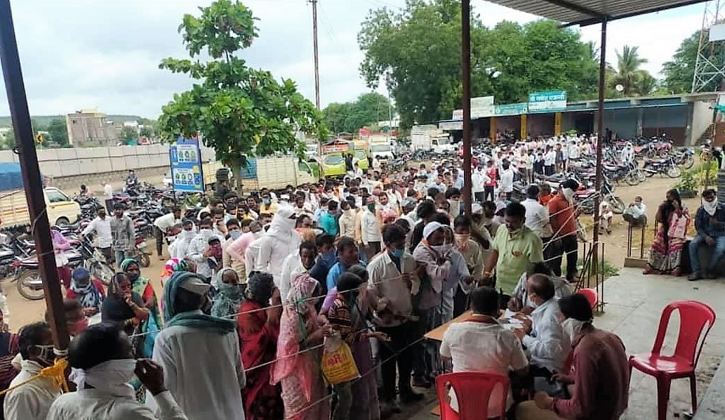 महाराष्ट्र में औरंगाबाद जिले में यूरिया के लिए किसानों की भीड़