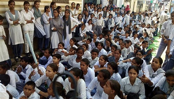 CM खट्टर के गांव के सरकारी स्कूल में अंग्रेजी पढ़ा रहा चपरासी, छात्रों ने स्कूल को ताला जड़ा