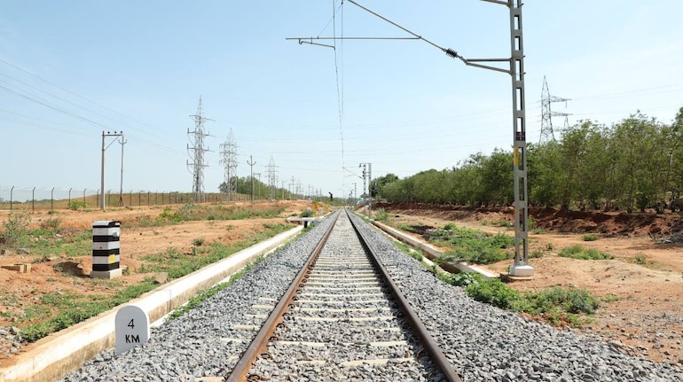 सरकार ने रेलवे की 62 हजार हेक्टेयर जमीन निजी हाथों में सौंपने की मंजूरी दी!